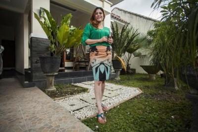 Wina Lia posa em frente à casa (Suryo Wibowo/AFP)