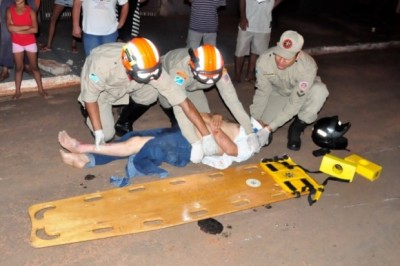 Jovem empina moto, atinge outro motociclista e foge sem prestar socorro