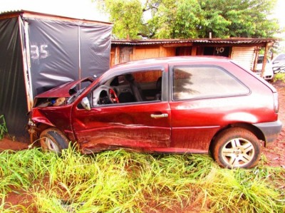 Um dos quatro veículos envolvidos no acidente foi parar fora da rodovia (S. Melucci/Rádio Portal News)