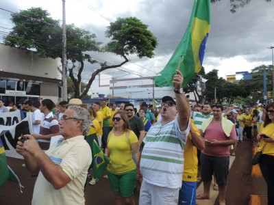 Manifestante protesta contra a corrupção durante manifestação nas ruas de Dourados (André Bento)