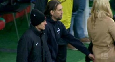 Treinador de time de futebol aperta bumbum de assessora após vitória