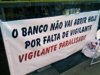 Vigilantes paralisam e comprometem atendimento em agências bancárias em Dourados