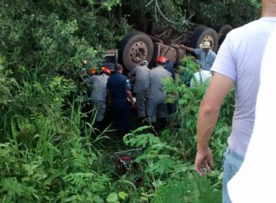 Caminhão cai em ribanceira e mata três da mesma família na MS-382