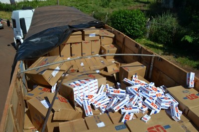 Carreta transportava mais de 700 caixas de cigarro contrabandeado (Thiago Wesley)