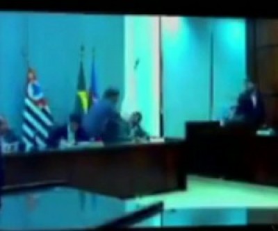 Ex-prefeito invade plenário da Câmara Municipal e agride vereador - Assista