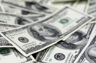 Dólar sobe mais de 2% depois de anúncio de fim de intervenções cambiais