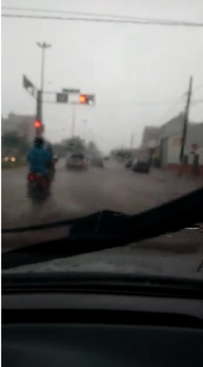 Chuva de 42 minutos alaga principal avenida de Dourados (assista)
