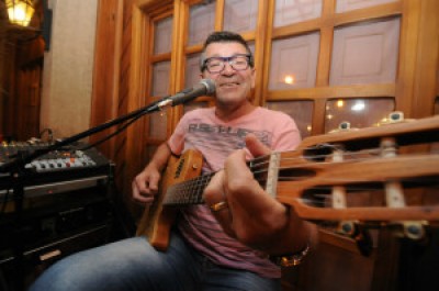 Cantor morre nesta madrugada prensado em uma caçamba de lixo em Dourados