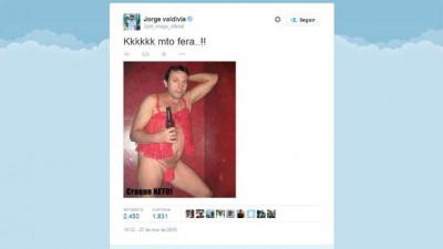 Valdivia tira sarro no Twitter e posta foto do ex-jogador Neto usando lingerie