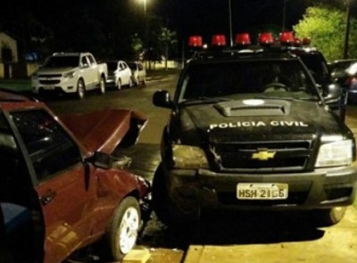 Policias estavam dentro da delegacia quando escutaram o barulho da colisão (A Gazeta News)