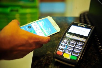 Chega ao Brasil tecnologia que permite o pagamento de compras em lojas físicas por meio de smartphones (Marcello Casal Jr/Agência Brasil)