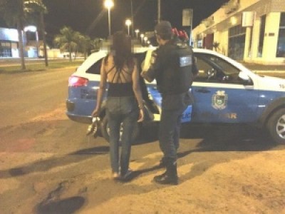 Profissional do sexo leva calote e aciona a polícia alegando estupro