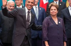 Barack Obama acena ao lado de Dilma Rousseff durante encontro do G20 na Austrália (Pablo Martinez Monsivais / Reuters)
