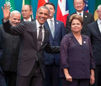 Barack Obama acena ao lado de Dilma Rousseff durante encontro do G20 na Austrália (Pablo Martinez Monsivais / Reuters)