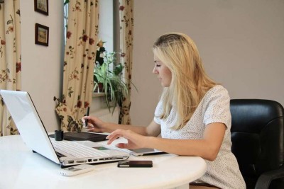Necessidade de trabalhar e cuidar da família leva a uma proporção muito maior de mulheres a empreender em casa (AniaFotKam / Shutterstock)