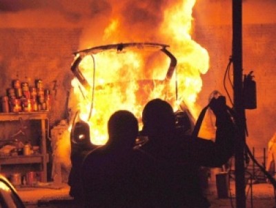 Carro pega fogo em funilaria e incêndio por ter sido causado por solda