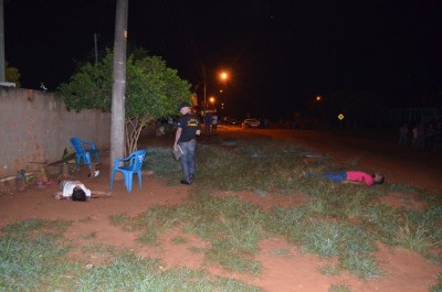 Uma da vítimas morreu na calçada em frente a casa (Sidnei Bronka)