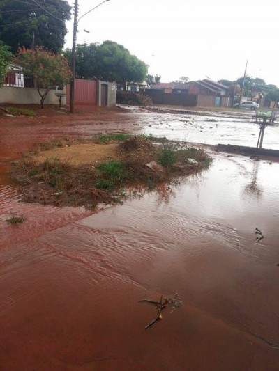 Sem asfalto, moradores reclamam da lama e alagamentos formados nos bairros (94FM)
