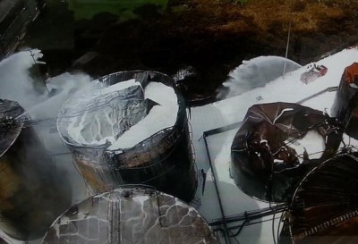 Mesmo com espuma, fogo prosseguia nos tanques no início da noite desta quarta-feira (8) (Corpo de Bombeiros/Divulgação)
