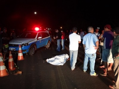 Acidente entre moto e carro mata uma pessoa e deixa outra gravemente ferida em Deodápolis