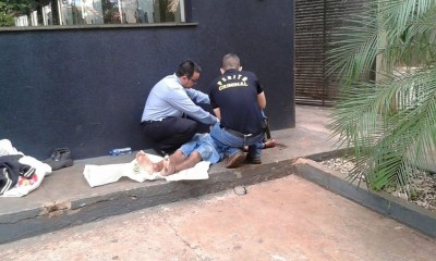 Homem é encontrado morto em calçada de restaurante no centro de Dourados com sinal de espancamento