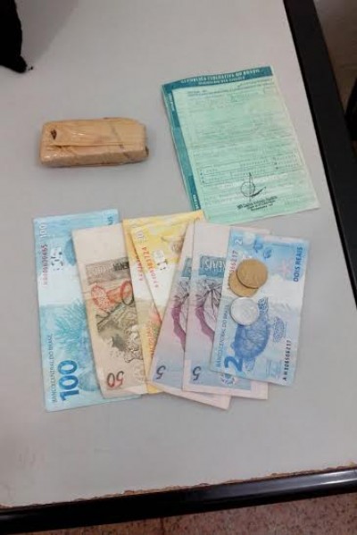 Dinheiro e droga foram apreendidos com o acusado (Sidnei Bronka)