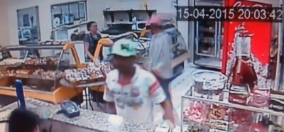 Dupla assalta padaria no centro de Dourados e reclama do valor levado; veja vídeo