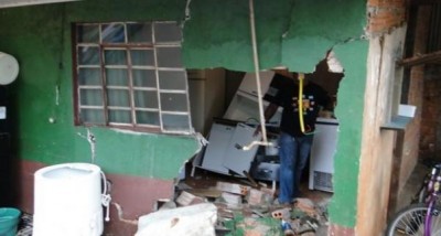 Carro invade casa e mata criança de 6 anos que brincava em frente