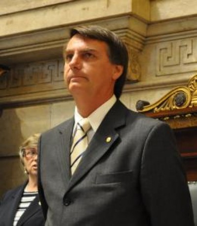 Bolsonaro e demais autoridades civis e militares são homenageados nesta quarta