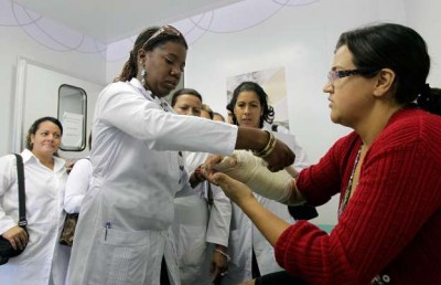 Os setores de educação e saúde contratam quase que diariamente (Eraldo Peres/AP)