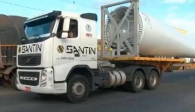 Vítima estava bebendo quando tentou passar embaixo de carreta (Reprodução | TV Bahia)