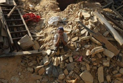 Vítima do terremoto sentado nos destroços de uma casa no vilarejo de Sindhupalchowk (Adnan Abidi / Reuters)