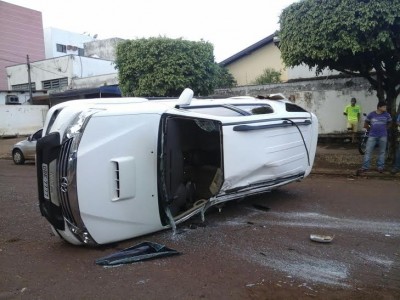 Carro tomba após acidente de trânsito em Dourados