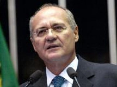 Renan Calheiros liga para Azambuja e convoca reunião para discutir crise no País