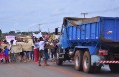 Invasores bloquearam rodovia e bateram boca com motorista de caminhão que ameaçou passar em cima de manifestan... (Eliel Oliveira)