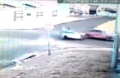 Câmera de segurança flagra acidente em que motociclista é arremessado (assista)