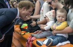 O príncipe Harry imita o bocejo de um bebê, em visita à Nova Zelândia (AFP/POOL/AFP)