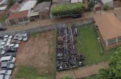Imagem aérea do estacionamento da unidade do Detran em Nova Andradina (Nova News)