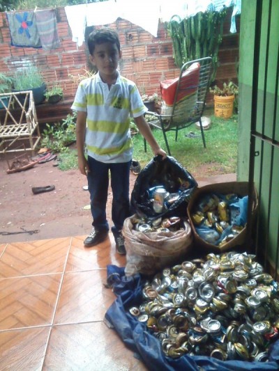 Em Dourados, garoto de oito anos economiza e junta latinhas para conseguir comprar uma bicicleta