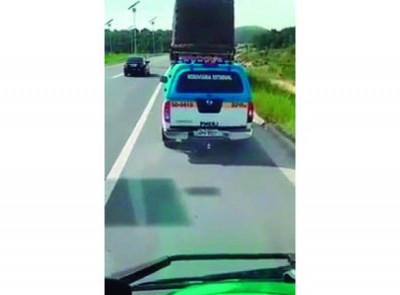 VÍDEO: PMs que cobraram propina de caminhoneiro em rodovia são presos