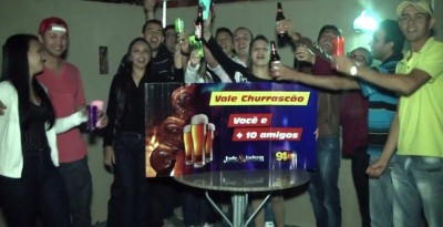 94FM sorteia e Jads & Jadson entregam Vale Churrascão a ouvinte