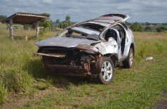O carro onde estava a vítima fatal ficou totalmente destruído (Linéia Martins)