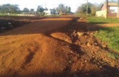 Sem asfalto prometido por Murilo em 2013, moradores do Laranja Doce vivem verdadeiro caos