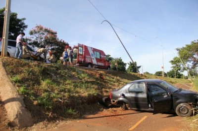 O carro bateu em um poste, capotou e caiu no declive (Marcos Erminio)