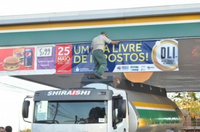 Consumidores dormem na fila de posto para garantir gasolina a R$ 1,82