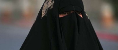 Mesmo com burca, mulher é expulsa de shopping por