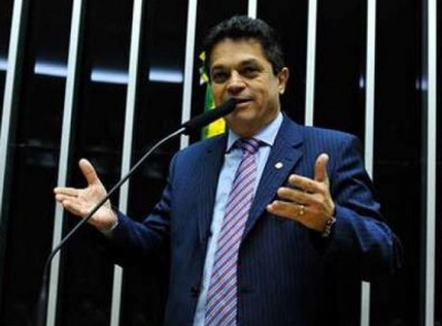 Deputado é flagrado vendo vídeo pornô em sessão da Câmara