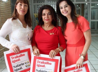 No meio está Eliane Toniasso, coordenadora do Projeto Trabalho Igual. Salário Igual (Divulgação)