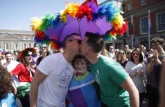 Homens se beijam em comemoração pela aprovação do casamento entre pessoas do mesmo sexo na Irlanda (AP)