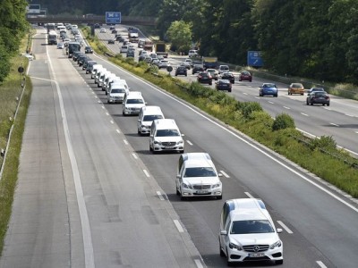 Cortejo leva os caixões de 16 jovens estudantes de uma escola de Haltern que estavam a bordo do avião da Germa... (Martin Meissner/AP)